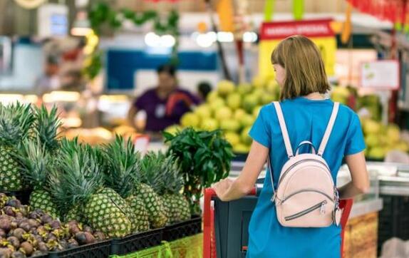 Proč jsou samoobslužné pokladny v supermarketech populárnější než ruční?